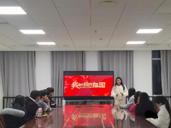 公司举办“光影映初心・星火铸青春”红色放映厅活动